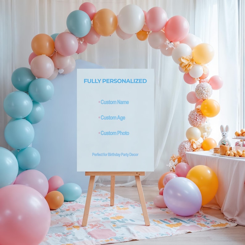 Puede incluir: Una taza de cer&aacute;mica blanca con un asa negra y el texto "But First, Coffee" en negro, con una fuente de estilo manuscrito. La taza est&aacute; sobre una superficie blanca.