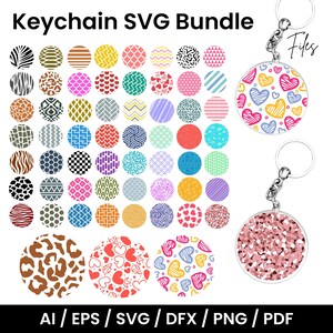 Pode incluir: Uma coleção de designs de chaveiros coloridos, com vários padrões e dois chaveiros finalizados. Os designs incluem estampas de animais, formas geométricas e padrões de corações. O texto "Keychain SVG Bundle" está no topo.