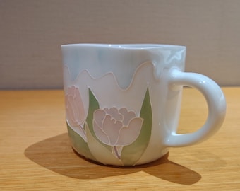 Taza de porcelana hecha a mano: elegante taza de té con relieve floral