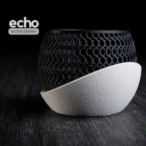 Peut inclure: Pot à orchidées Echo noir et blanc avec un motif ondulé unique. Le pot repose sur une base blanche texturée. Les mots "echo orchid planter" sont imprimés en haut à gauche.