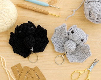 Gehäkelte Fledermaus Schlüsselanhänger Muster - Süßer Amigurumi Schlüsselanhänger PDF, Mini Plüsch Tier Anhänger, einfach zu häkeln für Anfänger