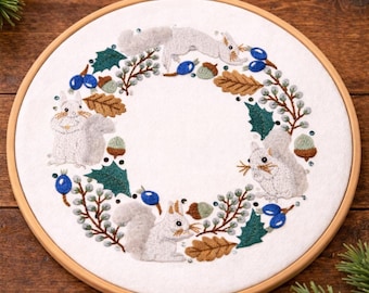 Weihnachten Eichhörnchen Stickmuster | Festliches Winter-Eichhörnchen Stickdatei für die Maschine | Urlaub Woodland Stickdatei |