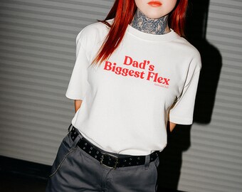 T-shirt oversize da donna Dad's Biggest Flex, in cotone biologico di alta qualità, nera e bianca