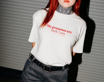 I miei pronomi sono "vaffanculo" - Maglietta oversize da donna in cotone biologico | Maglietta statement da donna | Streetwear premium
