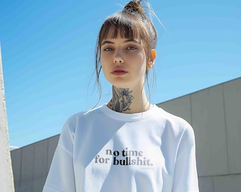 Niente tempo per le sciocchezze. T-shirt oversize da donna in cotone biologico bianca, maglietta di tendenza, streetwear di alta qualità.