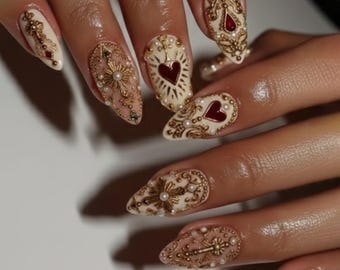 Ongles pressés baroques dorés et crème faits main | Sacré-cœur 3D, croix ancienne, pierres précieuses rouge rubis, perles et filigrane texturé