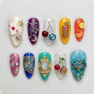 Peut inclure: Une tasse en c&eacute;ramique blanche avec une anse noire et le texte "But First, Coffee" en gras noir. La tasse est pos&eacute;e sur un fond flou, sugg&eacute;rant un cadre chaleureux.