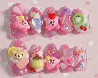 Ongles à presser scintillants roses faits main Kirby et Rilakkuma | Pudding 3D, kiwi, gelée d'ours gommeux, sucette et coeurs