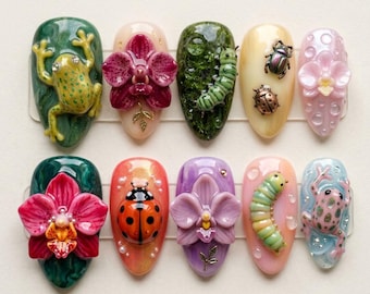 Uñas postizas de lujo hechas a mano con insectos del bosque en 3D y orquídeas / Arte natural realista / Uñas boutique pintadas a mano con ranas, orugas y mariquitas