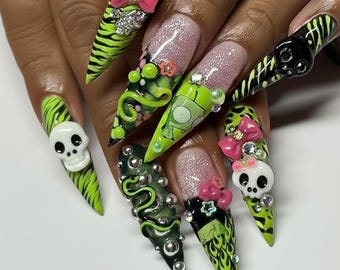 Ongles à presser Gir Invader Zim | Ongles stiletto cyber grunge vert néon | Nail Art 3D de luxe avec tête de mort et noeud | Faux ongles alternatifs avant-gardistes