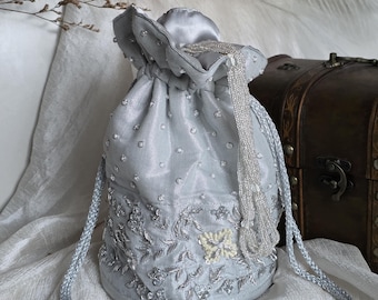 Bolso Zardozi Potli de plata hecho a mano: bolso nupcial de seda tisú