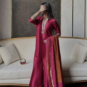 Magenta Sheesha Silk Kurta vid byxset med Chunri Dupatta: Pakistanskt indiskt bröllop bild 4