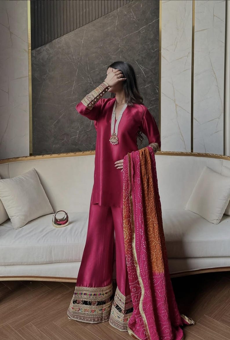 Magenta Sheesha Silk Kurta vid byxset med Chunri Dupatta: Pakistanskt indiskt bröllop bild 4