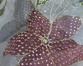 ダブカ、ミラー、ナクシ、スパンコールの刺繍が施された手描きの花柄オーガンザドゥパッタ