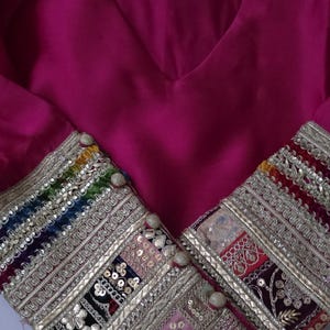 Magenta Sheesha Silk Kurta vid byxset med Chunri Dupatta: Pakistanskt indiskt bröllop bild 9