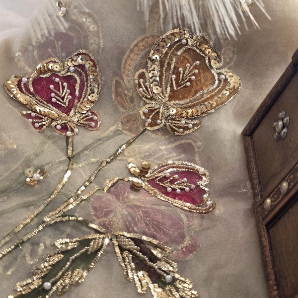 Dupatta de organza floral pintada à mão com bordados de dabka, naqshi e lantejoulas