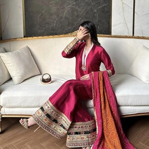 Magenta Sheesha Silk Kurta vid byxset med Chunri Dupatta: Pakistanskt indiskt bröllop bild 5