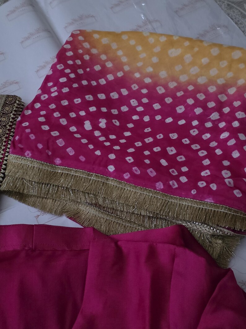 Magenta Sheesha Silk Kurta vid byxset med Chunri Dupatta: Pakistanskt indiskt bröllop bild 11