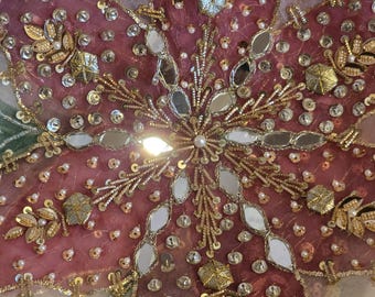 手描きの花柄オーガンジーのドゥパッタに、ダブカ、ミラー、ナクシ、スパンコールの刺繍が施されています。