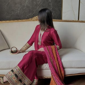 Magenta Sheesha Silk Kurta vid byxset med Chunri Dupatta: Pakistanskt indiskt bröllop bild 3