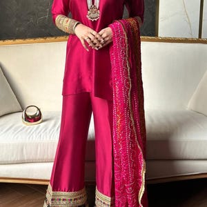 Magenta Sheesha Silk Kurta vid byxset med Chunri Dupatta: Pakistanskt indiskt bröllop bild 2