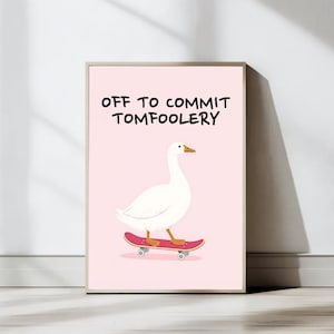 Może przedstawiać: Oprawiony wydruk przedstawiający białego gęsia na czerwonej deskorolce na różowym tle. U góry widnieje napis "OFF TO COMMIT TOMFOOLERY". Grafika jest w drewnianej ramie.