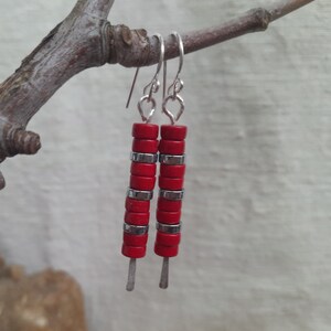 Pendientes de barra de plata con piedras preciosas rojas hechos a mano y versátiles: joyería minimalista de howlita con colgante mediano para ella.
