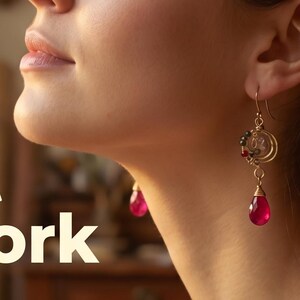 Peut inclure: L'image présente une femme portant des boucles d'oreilles dorées avec des pierres roses en forme de goutte. Le texte indique "Your style is a work of art is a work of art" et "handcrafted and one-of-a-kind." Le logo magyartist est visible.