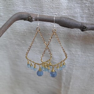 Lebendige Blautopas Kronenohrringe - Blaue Kristall lange Goldohrringe - Handgemachte Geschenke für Frauen 9,5 cm