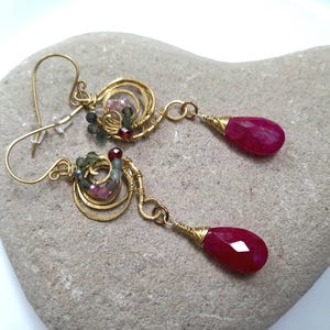 ハンドメイドの鮮やかなルビーシャンデリアイヤリング：ビクトリア朝の赤い宝石のティアドロップ型の女性用ダングルジュエリー
