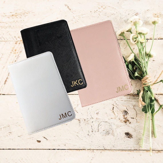 Protège Etui  de Passporte en simili cuir saffiano au grain fin et élégant. Portfeuille de voyage Cadeau personnalisé