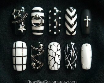 Uñas postizas góticas en blanco y negro, estilo punk rock, juego de uñas reutilizable hecho a mano.