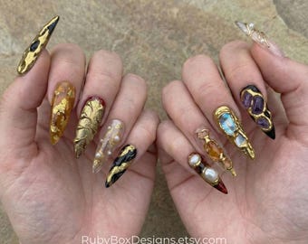 Uñas postizas de ámbar y amatista hechas a mano, con marco de metal dorado y diseño de perlas.