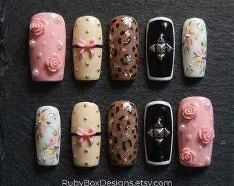 Uñas postizas de lujo con diseño de rosa rosa, leopardo, lazo y tachuelas, hechas a mano.