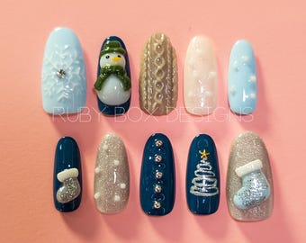 Uñas postizas navideñas de invierno: muñeco de nieve, copos de nieve, suéter de punto y calcetines con purpurina / Uñas hechas a mano