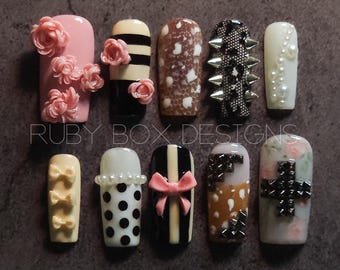 Uñas postizas con rosas florales – Tachuelas, perlas, lazos, juego de uñas hecho a mano