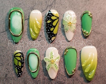 Uñas postizas verdes con estampado floral – Pétalos 3D, marco dorado, hechas a mano