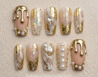 Uñas postizas con perlas doradas: un lujoso juego de uñas de mármol hecho a mano