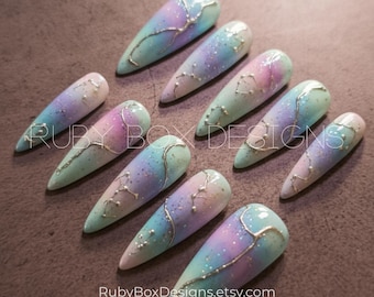 Uñas postizas estilo galaxia pastel, stilettos hechos a mano, línea dorada
