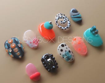 Uñas postizas Color Pop: texturas mixtas, espirales y adornos 3D / Set de decoración de uñas creativa