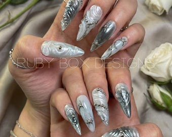 Uñas postizas 3D metálicas con efecto hielo – Plata Cromada Perlada