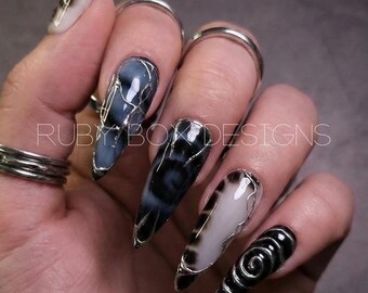 Uñas postizas efecto mármol ahumado – Juego de uñas negras, nude, espiral 3D y estilo gótico