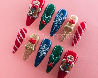 Uñas postizas navideñas: pan de jengibre, bastón de caramelo, copos de nieve y campanas navideñas / Juego de uñas festivas hechas a mano