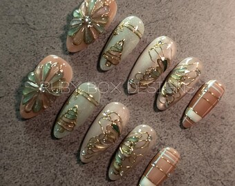 Uñas postizas navideñas hechas a mano – Diseño de cuadros con copos de nieve y purpurina dorada