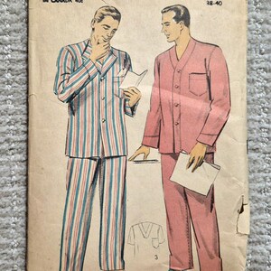 Puede incluir: Un sobre de patrón de costura vintage Advance 5878 con ilustraciones de dos conjuntos de pijama. Un conjunto es de rayas rojas, azules y blancas, mientras que el otro es de color rosa sólido. El texto incluye Advance 5878, 35c y 38-40, con un diagrama.