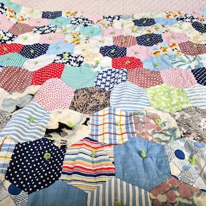 Vintage Quilt Honeycomb Pattern Mixed Colors, Thick Batting