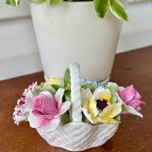 Royal Doulton Bone China Flower Bouquet w figurce koszyka piknikowego, zabytkowy 4-calowy angielski wiejski kosz kwiatowy, dekoracyjna figurka kwiatowa