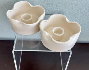 Ensemble de 2 bougeoirs vintage en céramique de la côte ouest américaine, bougeoirs coniques en céramique blanc cassé crème mat, style Mid-Century Modern, California Pottery