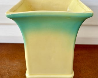 Jarrón de cerámica Art Déco vintage de RRP Co, esmalte verde y amarillo, maceta cuadrada acampanada.