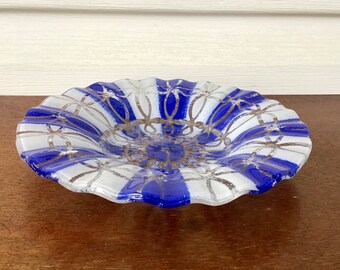 Dulcera de vidrio fusionado azul, blanco y plateado, cuenco de vidrio artístico firmado, detalles en plata.
